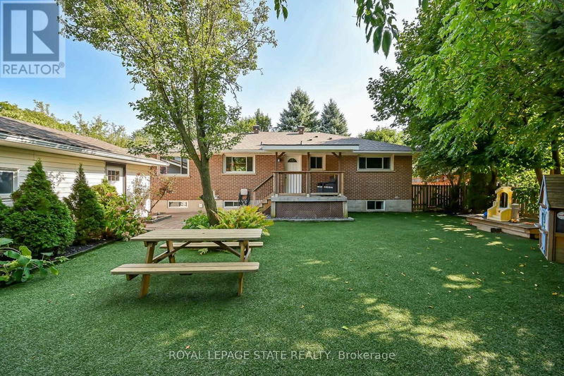 11 Douglas Road  Hamilton (Ancaster), L9G2E2 | Image 23