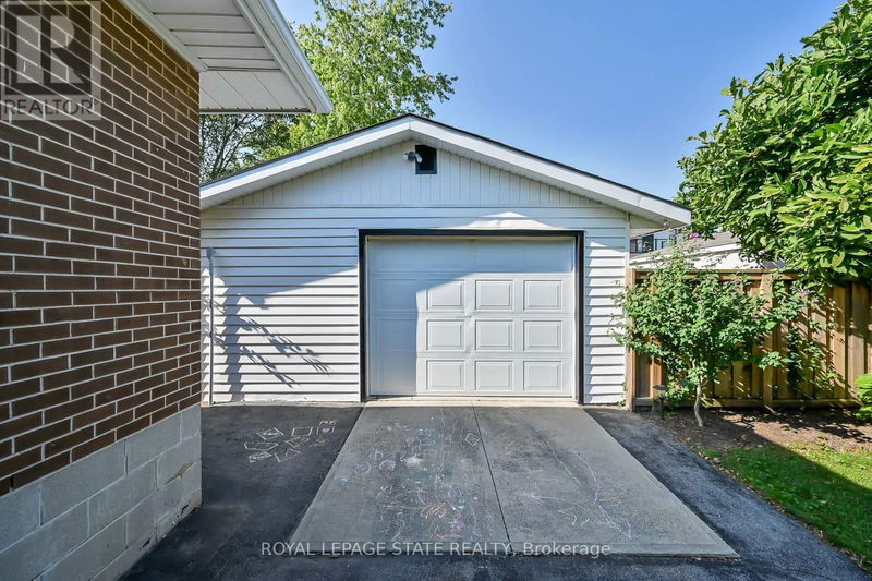 11 Douglas Road  Hamilton (Ancaster), L9G2E2 | Image 26