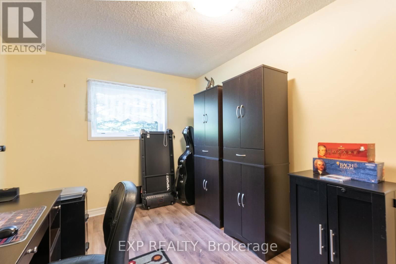 1136 ALDERSBROOK ROAD Image 34