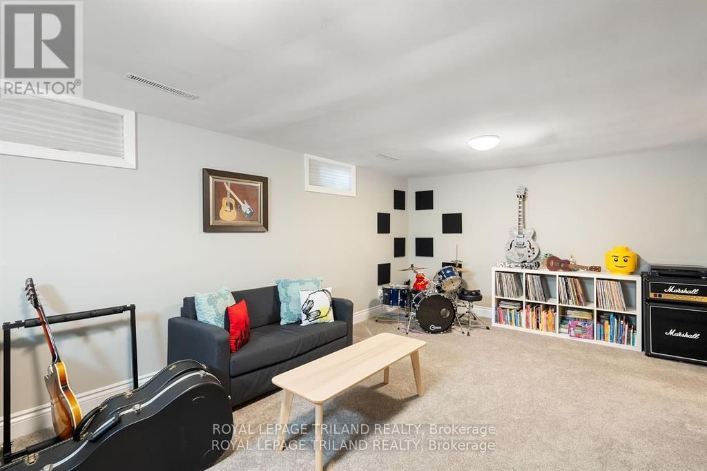 464 REGAL DRIVE Image 31