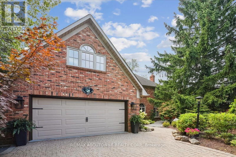 434 Golf Links Road  Hamilton (Ancaster), L9G3K5 | Image 2