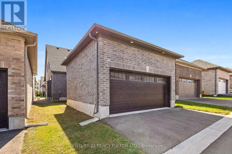 292 Noftall Gardens  Peterborough (Northcrest), K9H0G4 | Image 2