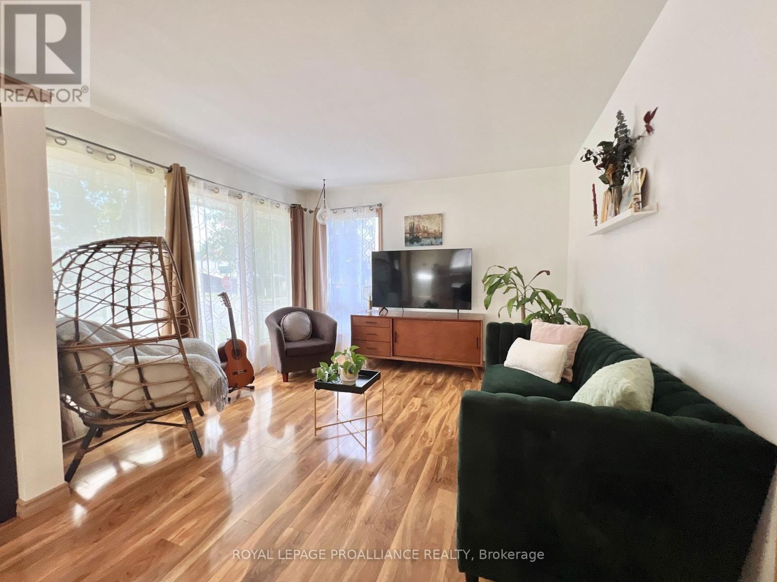 385 DUFFERIN AVENUE Image 3