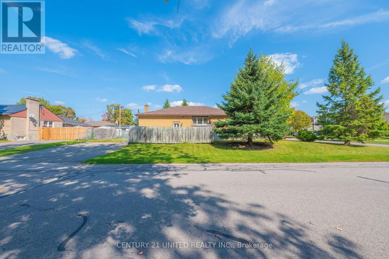 892 Elmdale Crescent  Peterborough (Northcrest), K9H6G2 | Image 2