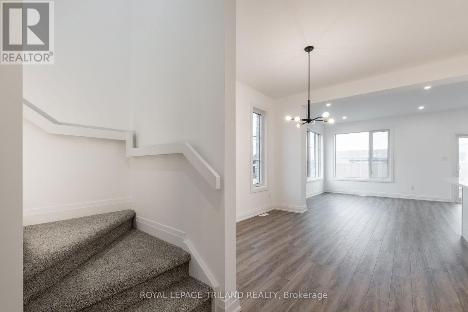 20 - 101 SWALES AVENUE Image 18