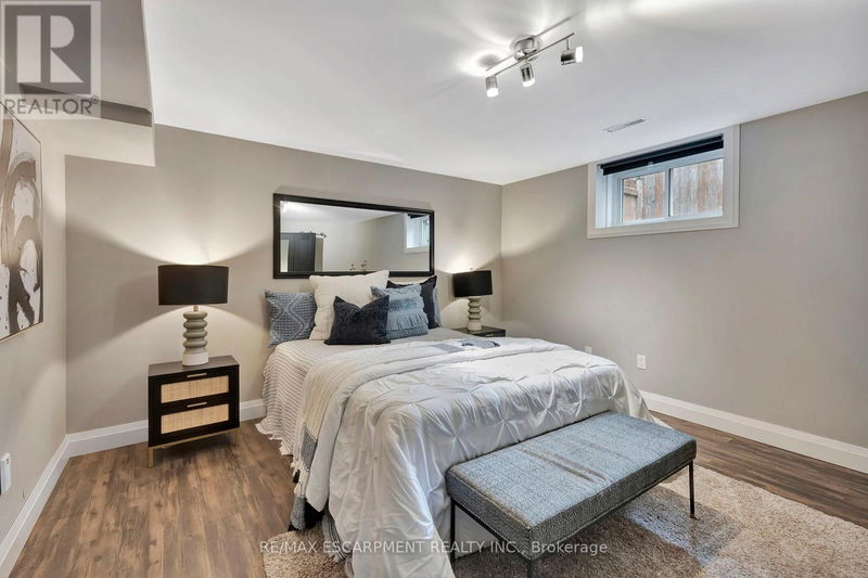 240 Parkside Drive  Hamilton (Waterdown), L8B0Y7 | Image 22