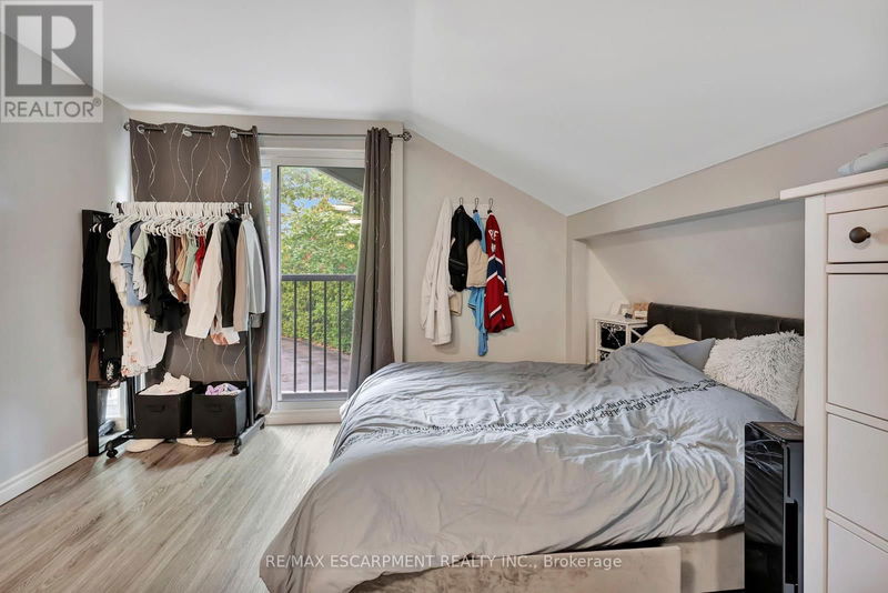 240 Parkside Drive  Hamilton (Waterdown), L8B0Y7 | Image 32