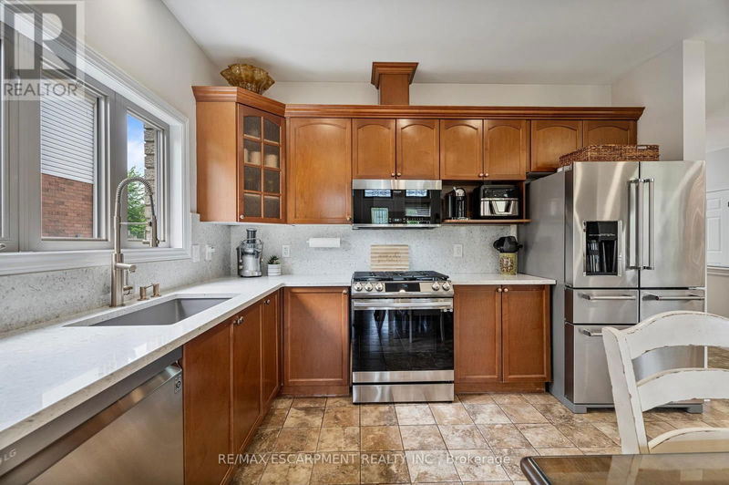 575 STONEHENGE Drive  Hamilton (Ancaster), L9K1T4 | Image 12