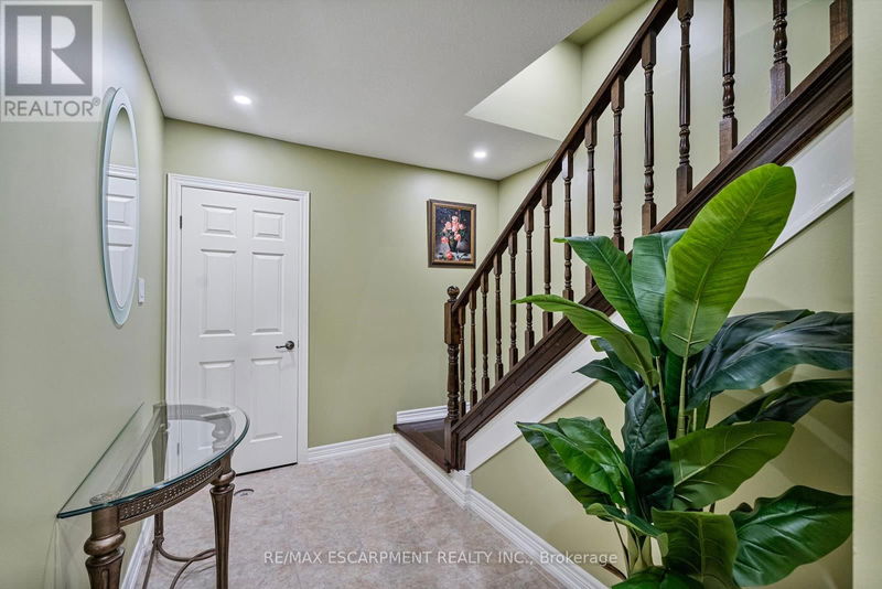 575 STONEHENGE Drive  Hamilton (Ancaster), L9K1T4 | Image 23