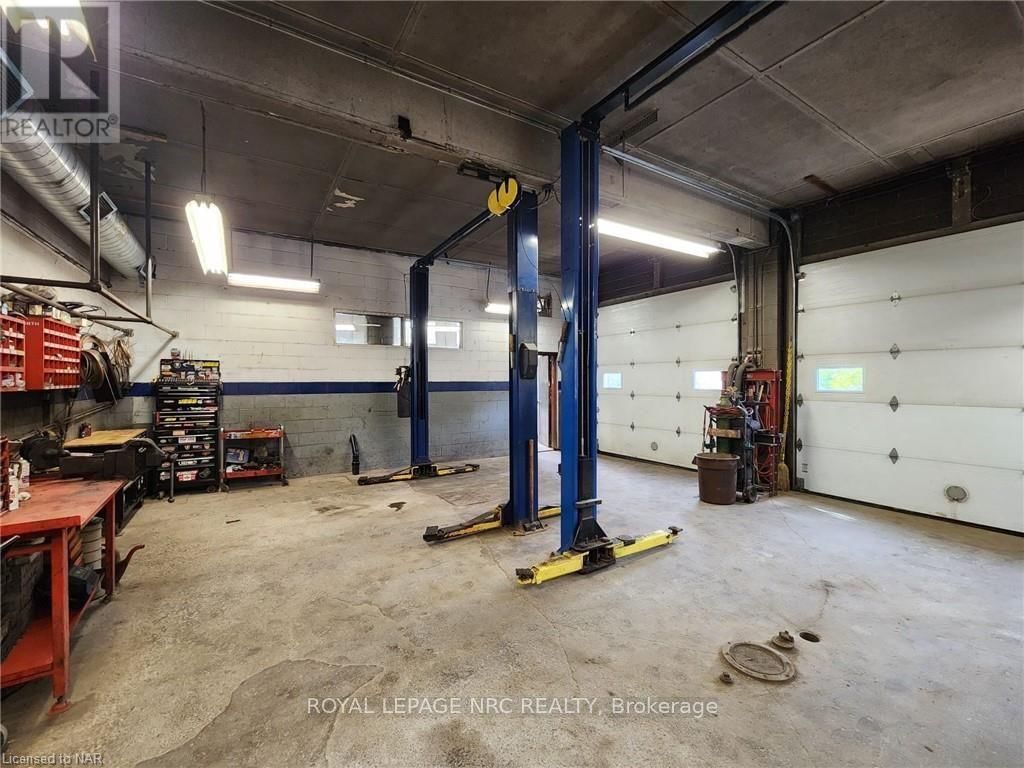 208 RIDGE ROAD NORTH Image 12