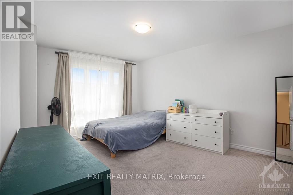 811 CLAPHAM TERRACE Image 17