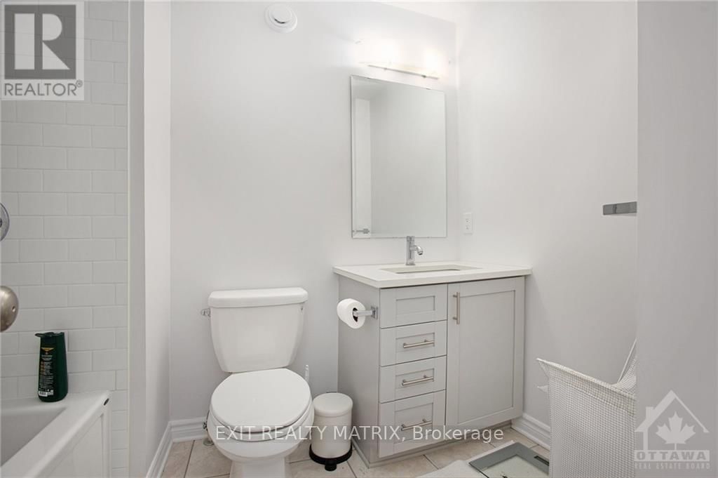 811 CLAPHAM TERRACE Image 22