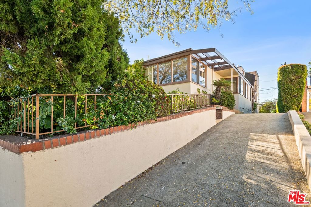 1621 Manning Avenue — photo 3