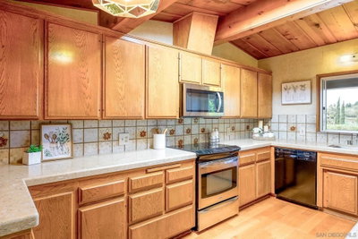 1642 York Dr, Vista, CA 92084