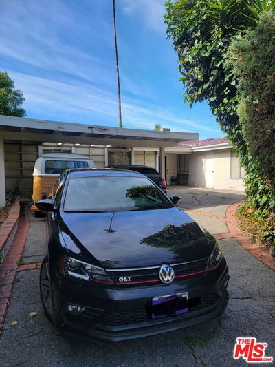 20720 Collins Street, Woodland Hills, CA 91367