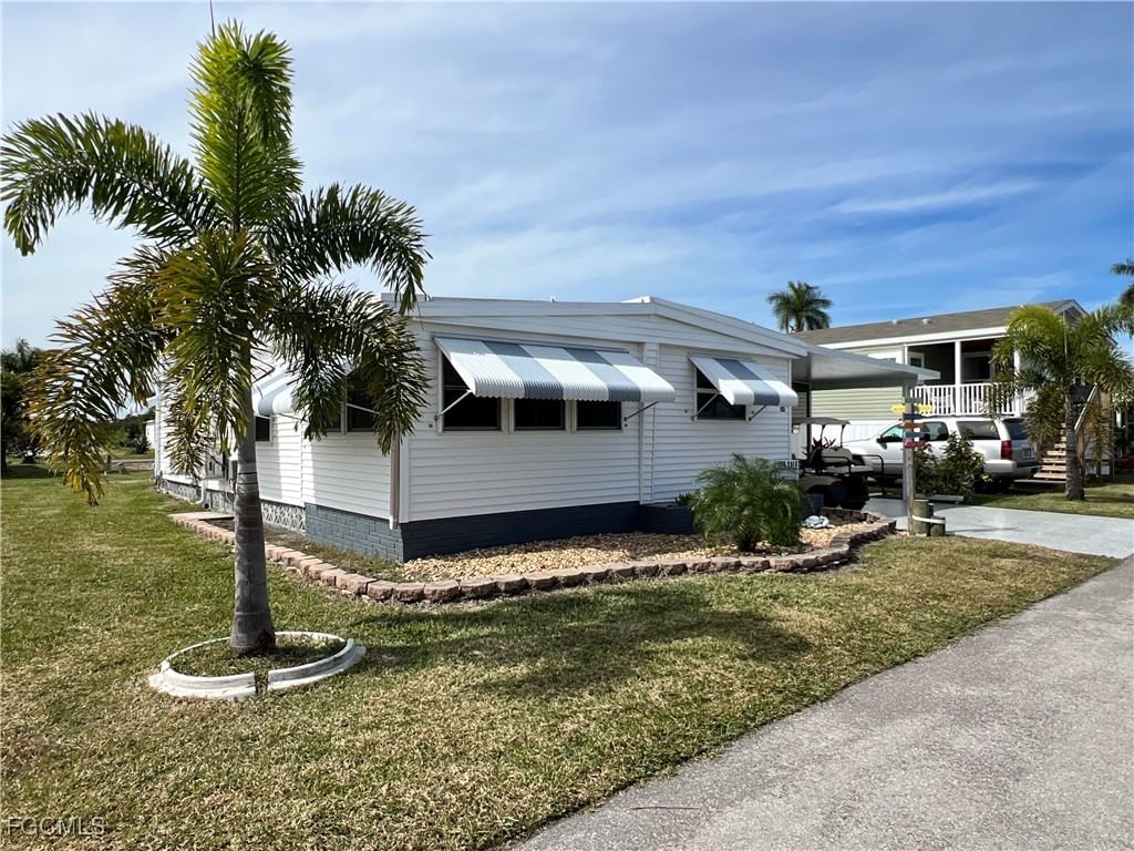 290 Valencia Drive, Fort Myers, FL 33905 photo 2