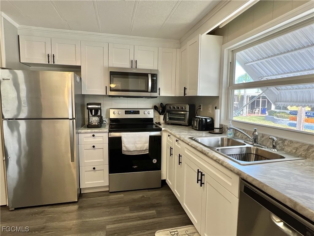 290 Valencia Drive, Fort Myers, FL 33905 photo 4