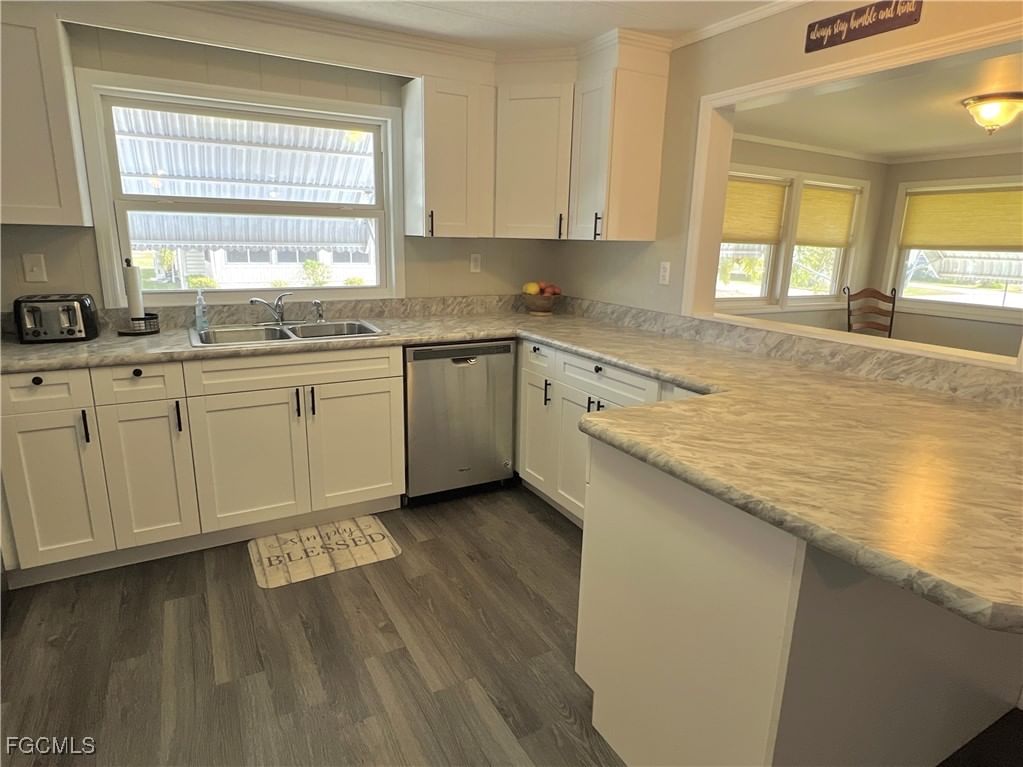 290 Valencia Drive, Fort Myers, FL 33905 photo 5