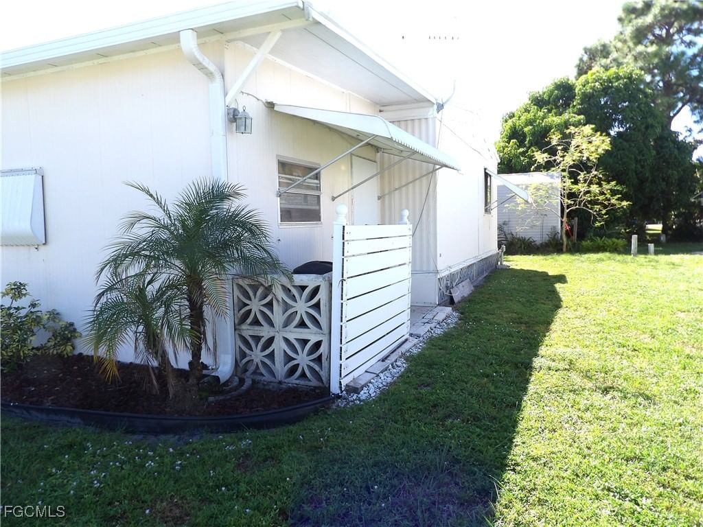 737 KNOTTY PINE Circle, North Fort Myers, FL 33917 photo 3