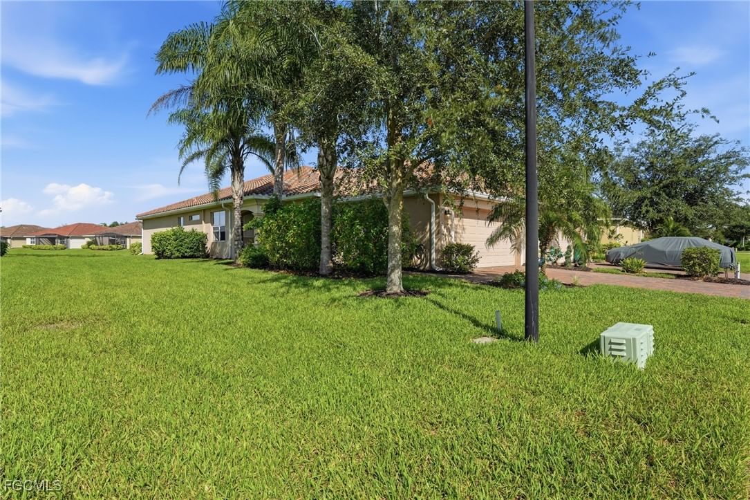 2009 Tamarron Lane, Naples, FL 34120 photo 2