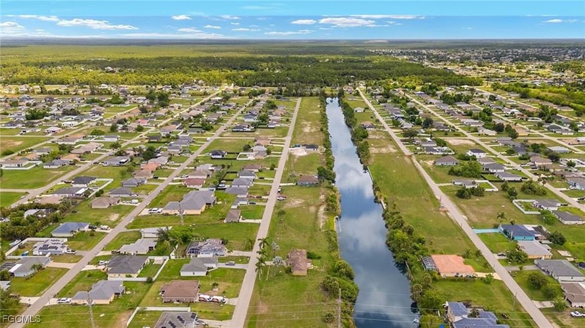 2605 NE 5th Place, Cape Coral, FL 33909 photo 2