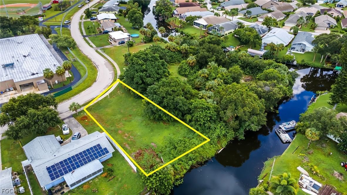 947 Iris Drive, North Fort Myers, FL 33903 photo 2