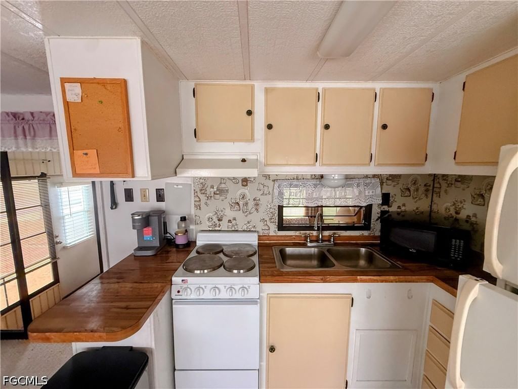 15 Fountain View Boulevard, North Fort Myers, FL 33903 photo 2