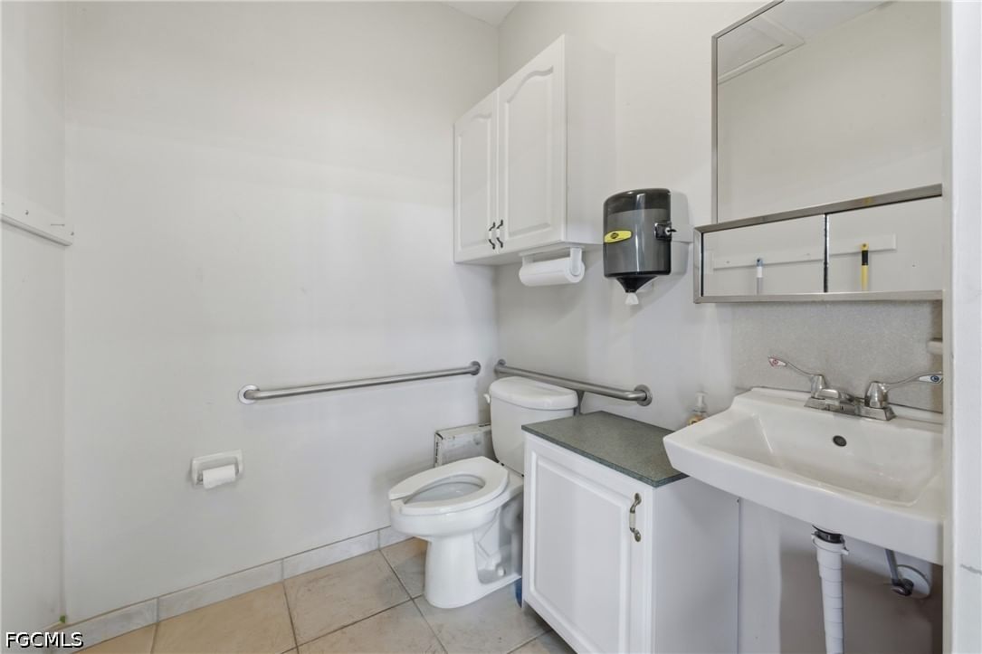 927 SE 13th Avenue, Cape Coral, FL 33990 photo 4