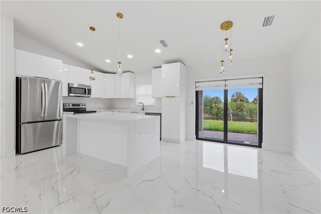 2201 NE 10TH Place, Cape Coral, FL 33909 photo 5
