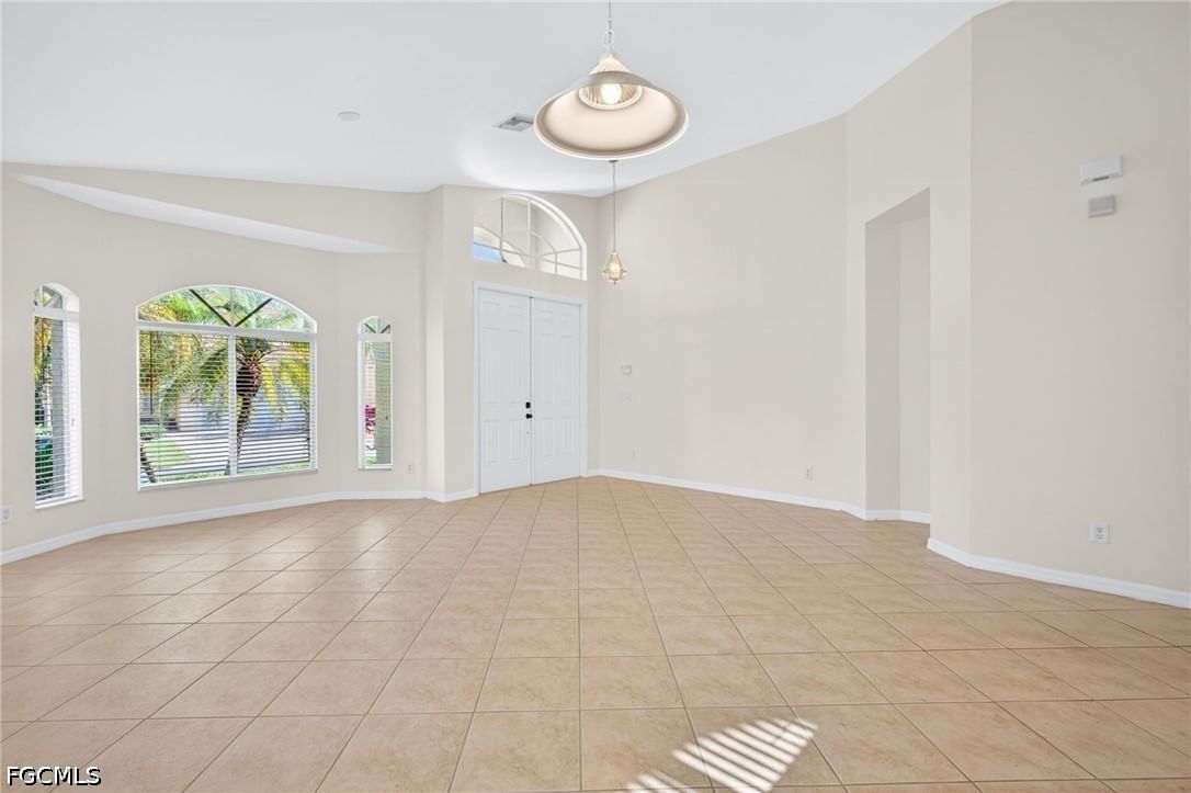8369 Sumner Avenue, Fort Myers, FL 33908 photo 4