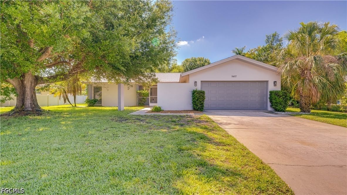 5657 Eichen Circle E, Fort Myers, FL 33919 photo 2