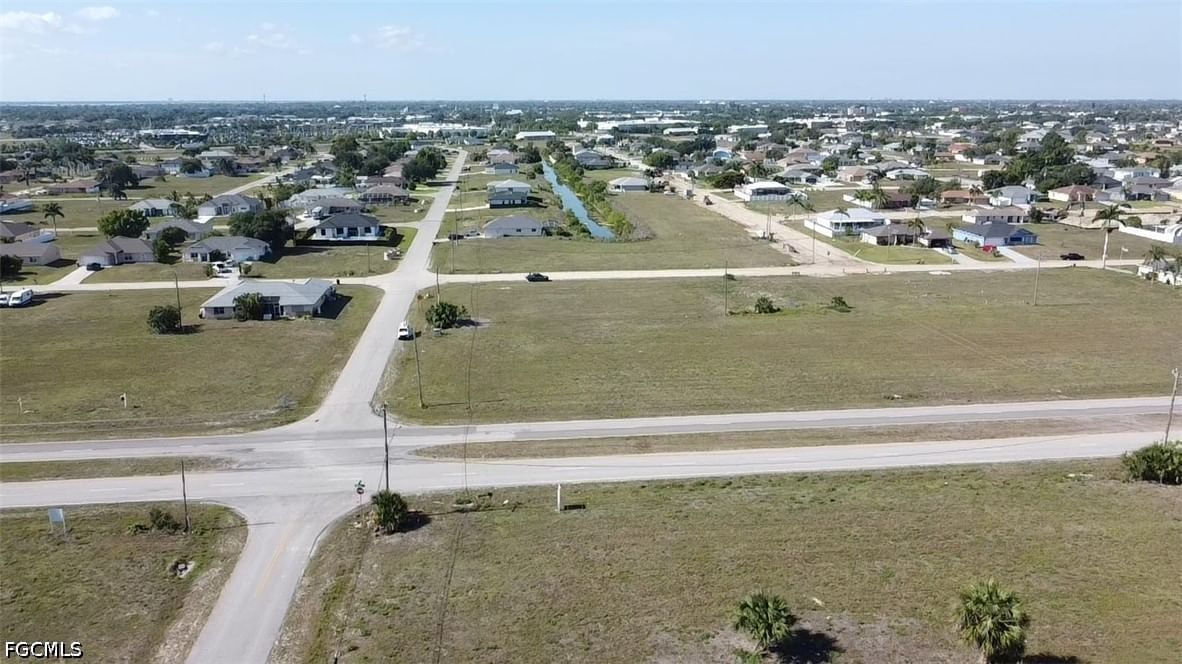 2098 Diplomat Parkway E, Cape Coral, FL 33909 photo 2