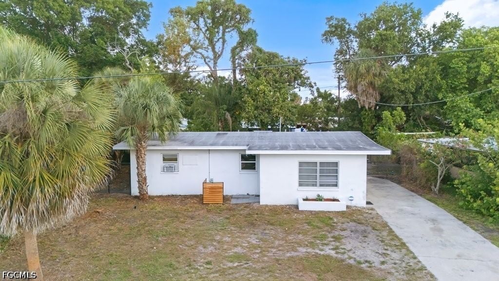 912 Hibiscus Lane, North Fort Myers, FL 33903 photo 2