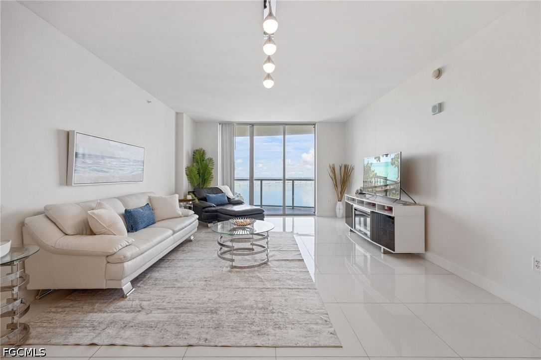3000 Oasis Grand Boulevard #1705, Fort Myers, FL 33916 photo 2