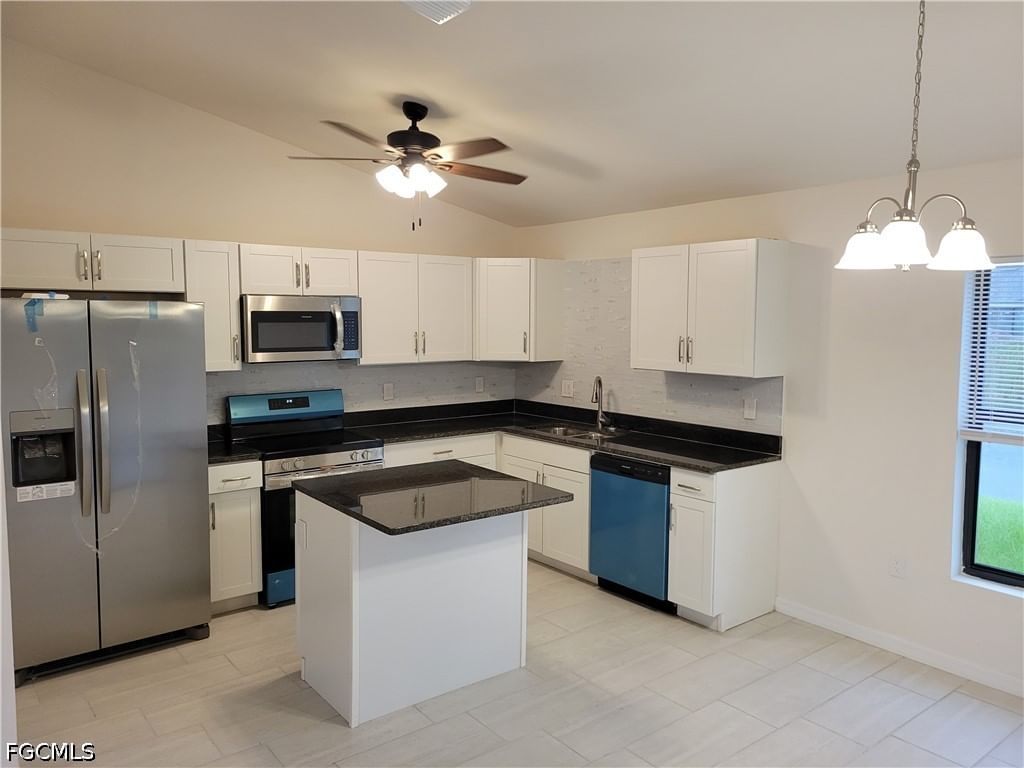 1105 NE 6th Place, Cape Coral, FL 33909 photo 2