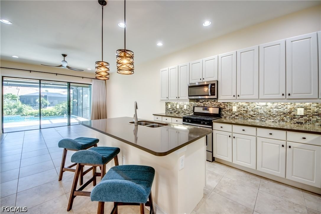 8260 Venetian Pointe Drive, Fort Myers, FL 33908 photo 3