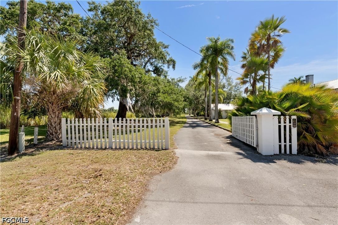 233 De Soto Avenue, Labelle, FL 33935 photo 4