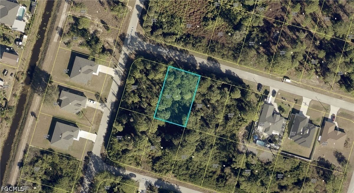 954 Iris Street E, Lehigh Acres, FL 33974 photo 2