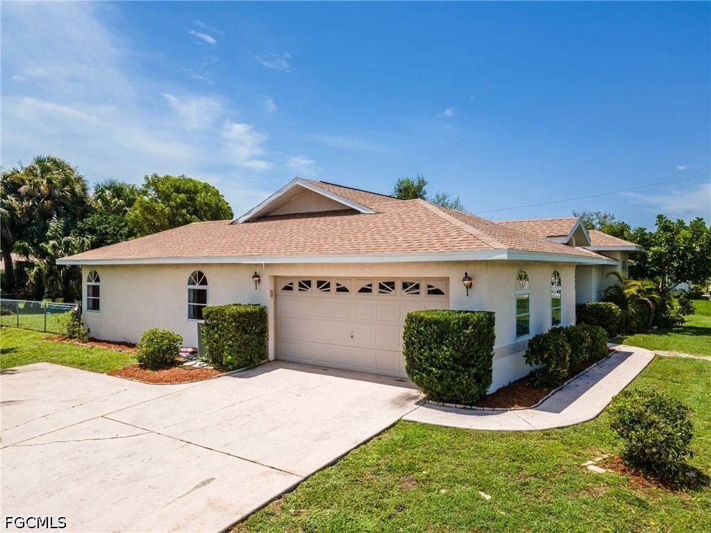 3606 Country Club Boulevard, Cape Coral, FL 33904 photo 2