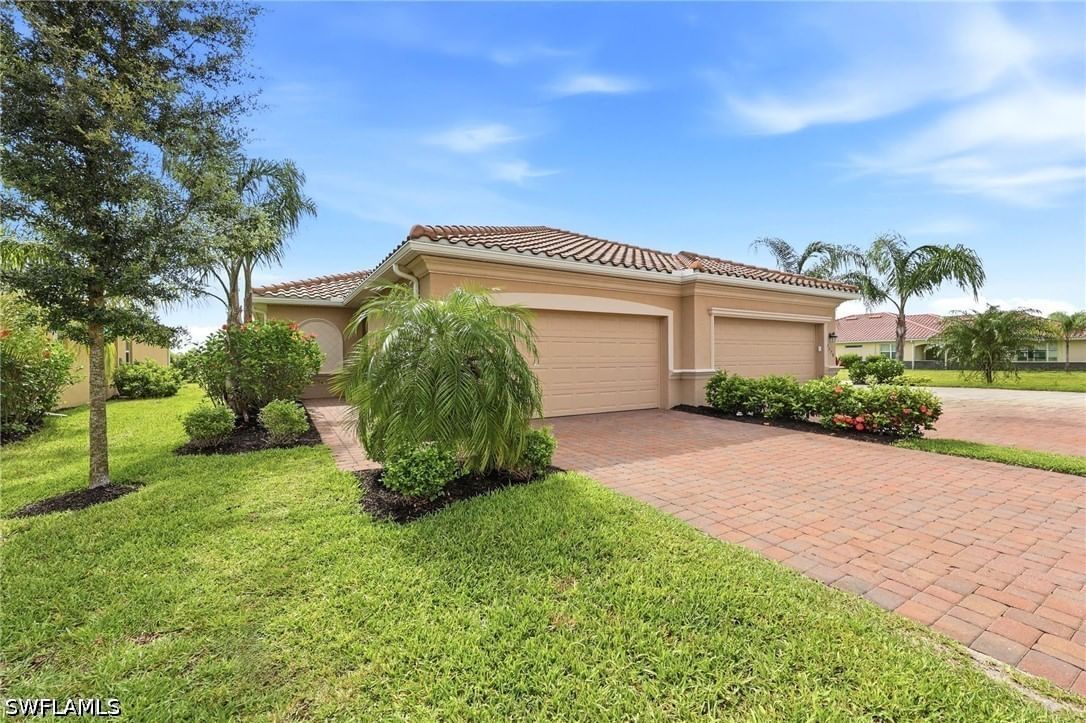 2584 Vine Avenue, Naples, FL 34120 photo 2