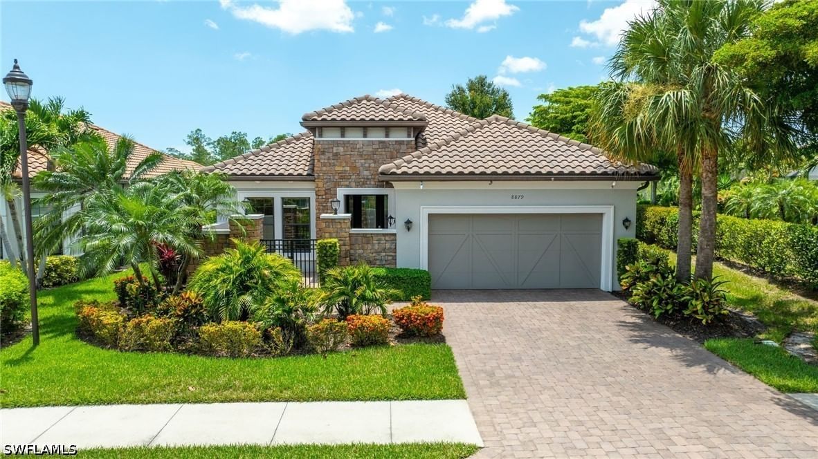 8879 Vaccaro Court, Naples, FL 34119 photo 2