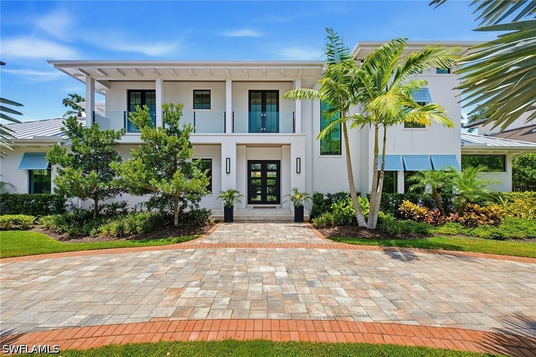 692 Banyan Boulevard, Naples, FL 34102 photo 2