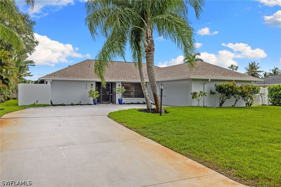 433 Golfview Drive, Naples, FL 34110 photo 2