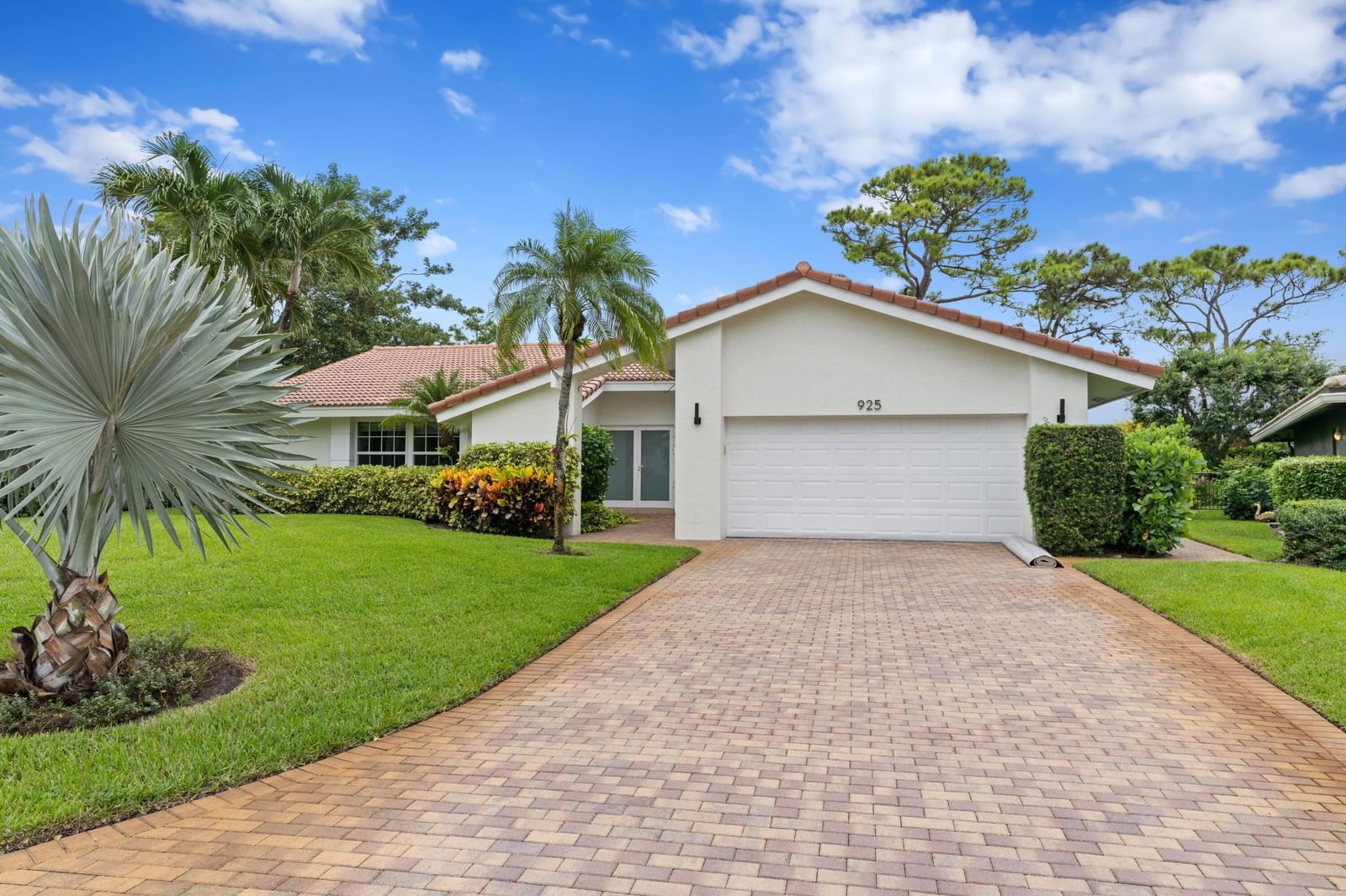 925 Foxpointe Circle, Delray Beach, FL 33445 photo 2