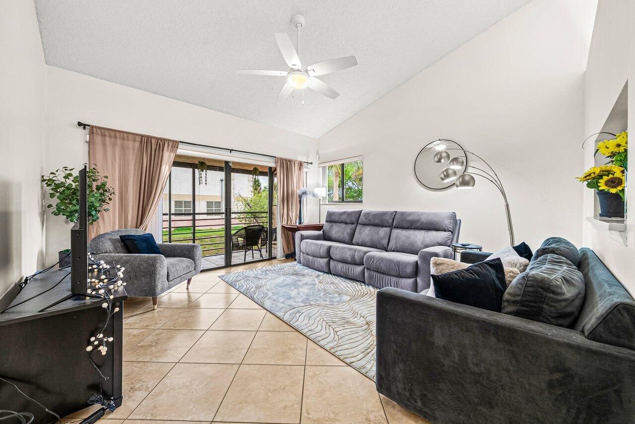 16 Via De Casas Sur #204, Boynton Beach, FL 33426 photo 3