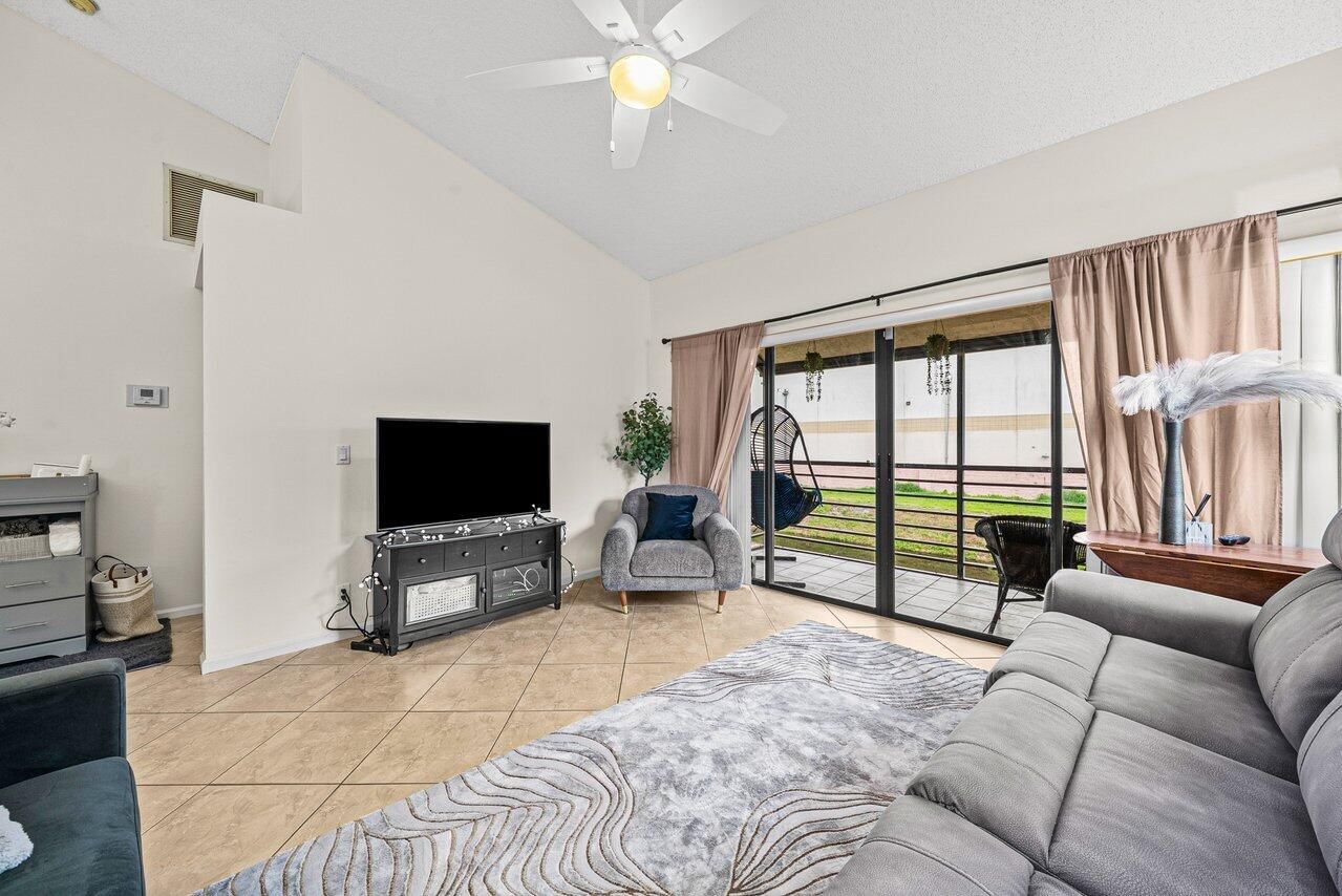 16 Via De Casas Sur #204, Boynton Beach, FL 33426 photo 4