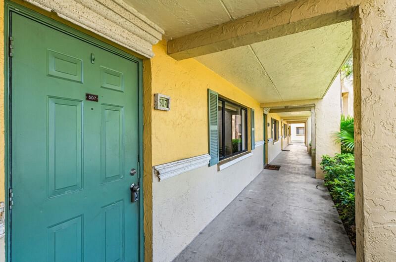 507 Meadows Circle, Boynton Beach, FL 33436 photo 2