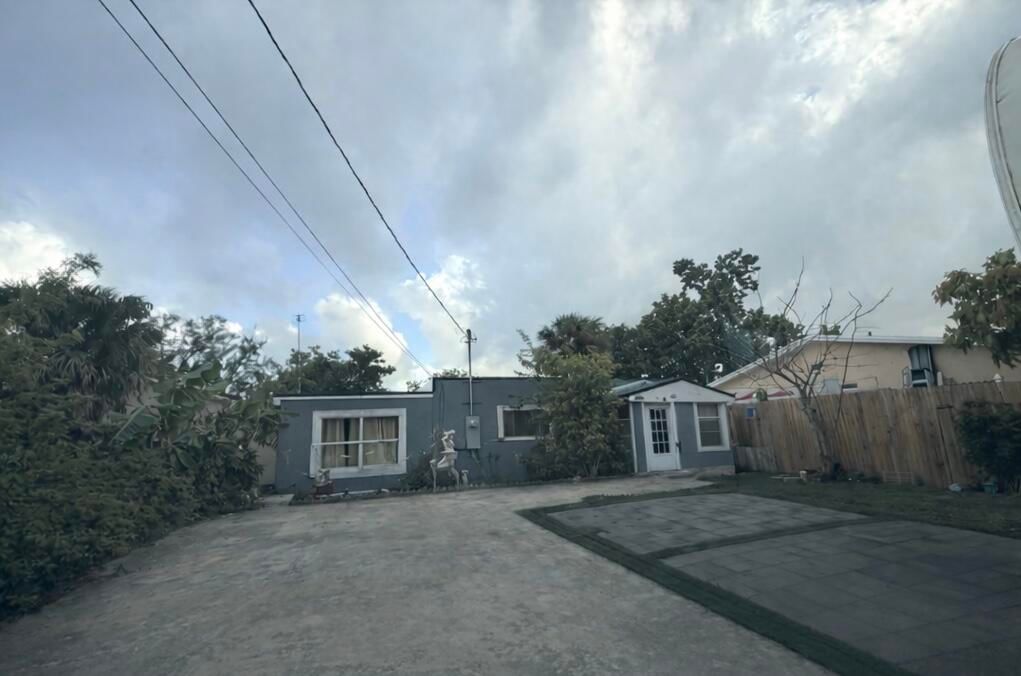 2686 Summit Boulevard, West Palm Beach, FL 33406 photo 3