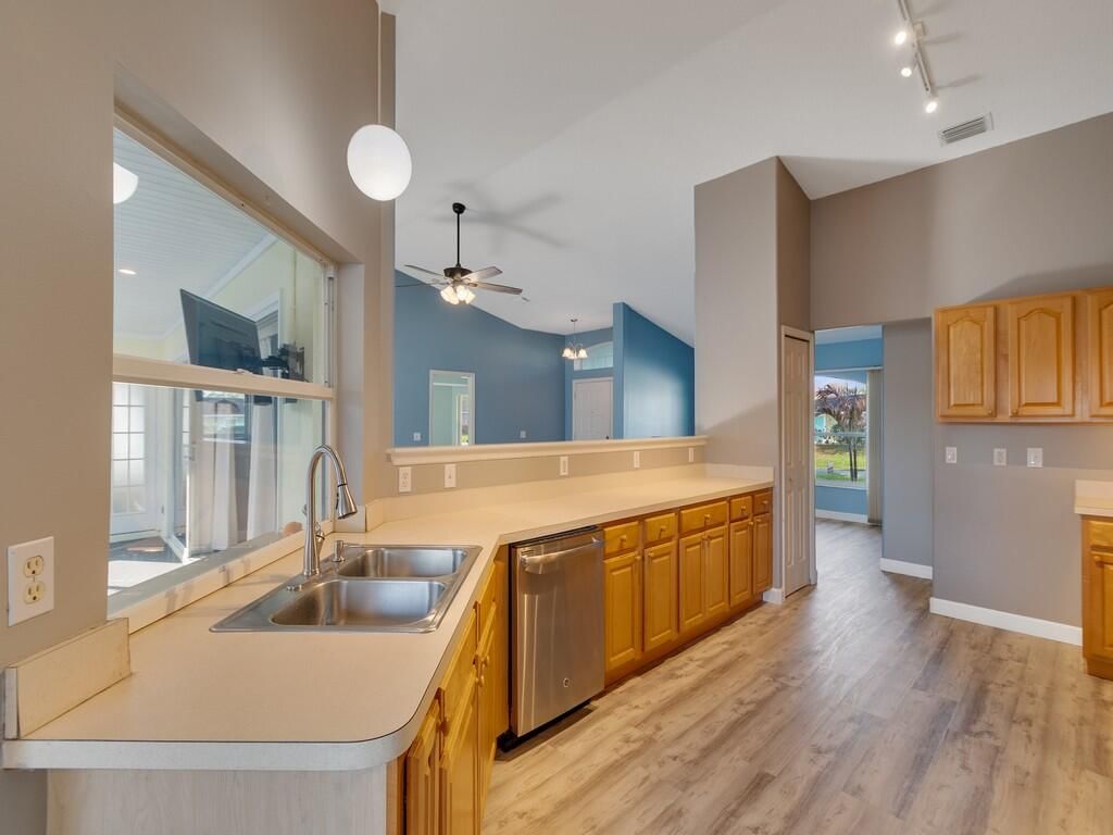 492 Biscayne Lane, Sebastian, FL 32958 photo 4
