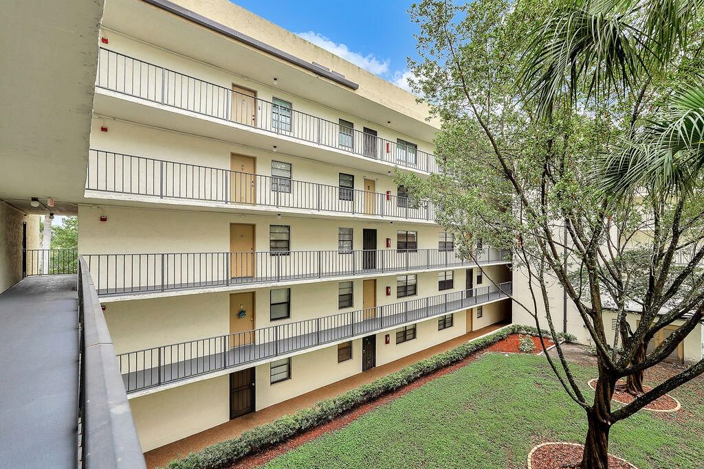 6190 Woodlands Boulevard #311, Tamarac, FL 33319 photo 3